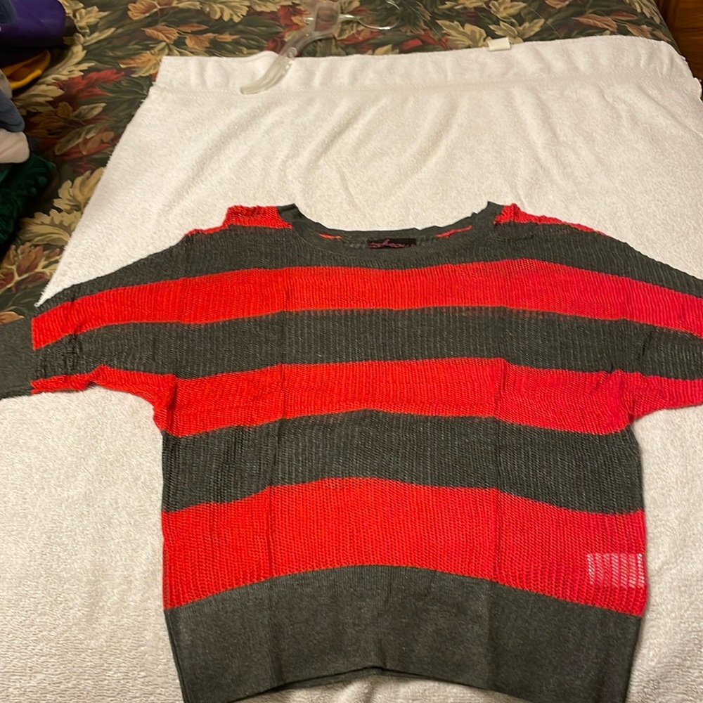 Women’s short sleeved sweater